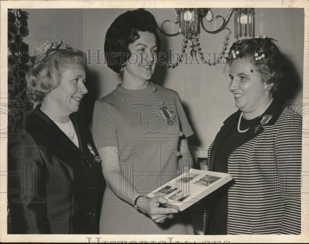 1969 Daughters of the American Revolution chapters meet in New York - Historic Images