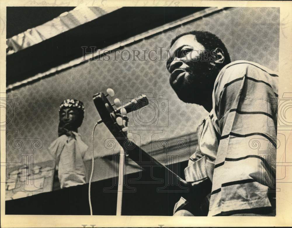 1968 Press Photo Jim Bartlow performs with guitar in New York - Historic Images