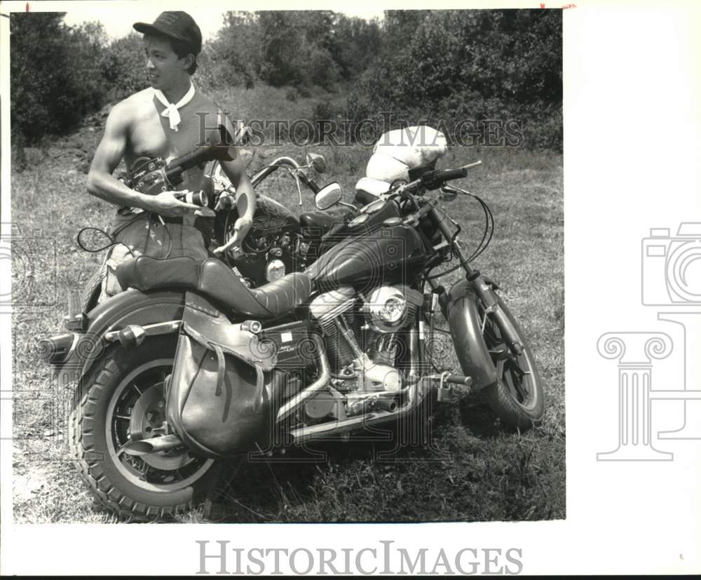 1992 Press Photo Albany, New York filmmaker Francisco Aliwalas with motorcycle - Historic Images