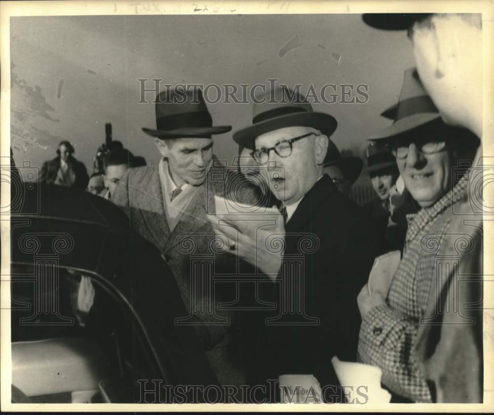 Press Photo James L. Kilgallen interviews Alger Hiss in New York - Historic Images