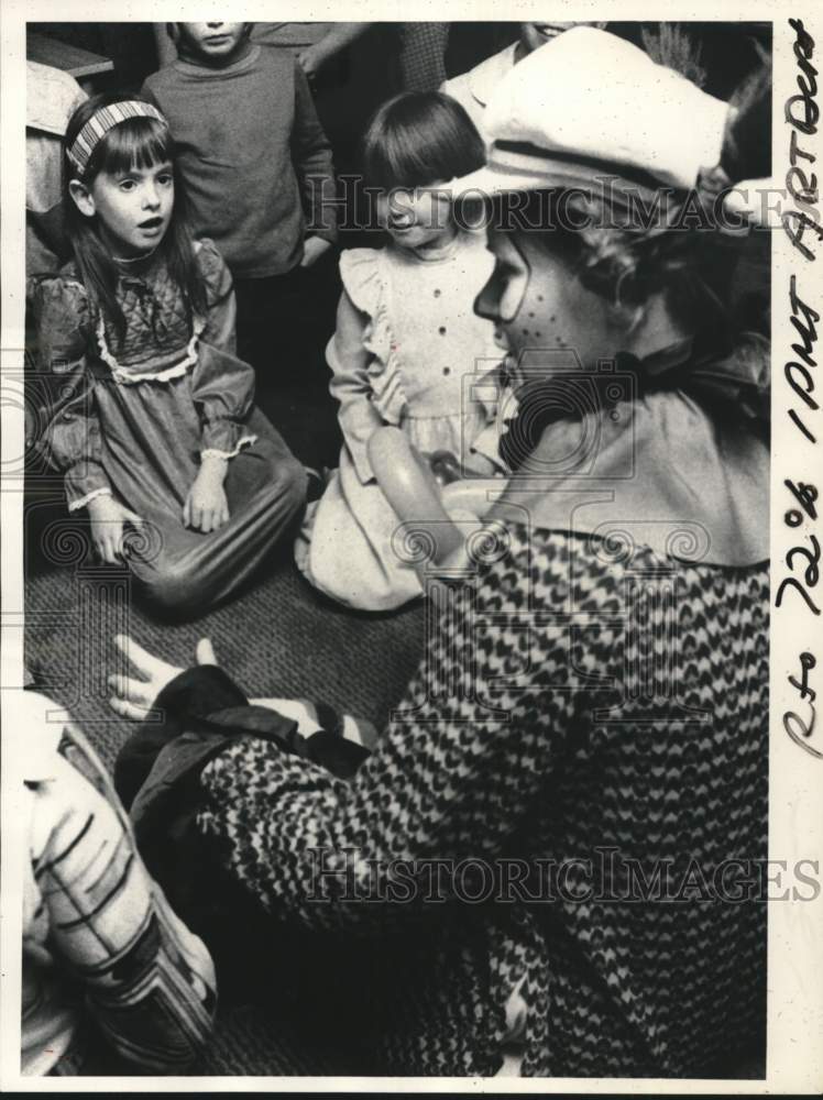 1979 Press Photo Clown performer entertains children in Troy, New York - Historic Images