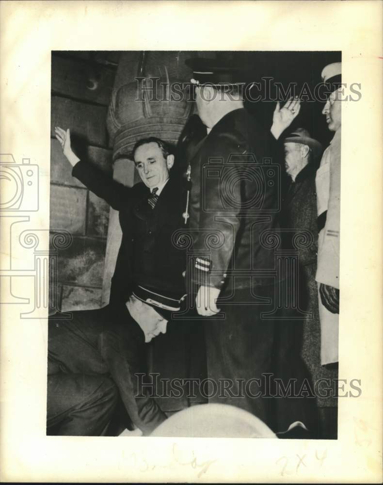 Press Photo James Kilgallen frisked entering prison in New York - Historic Images