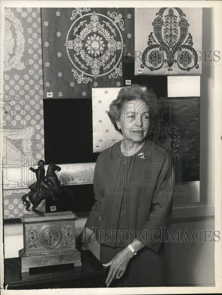 1962 Press Photo Mrs. Roger Brunschwig at New York art exhibit - Historic Images