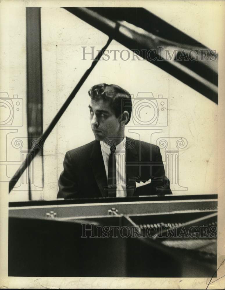 1966 Press Photo John Browning at his piano in New York - Historic Images