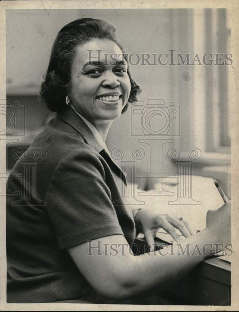 1966 Press Photo Shirley Brown at her desk in New York office - Historic Images