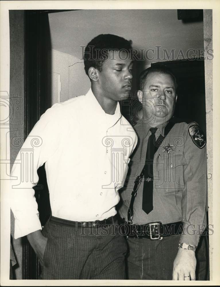 1964 Sheriff escorts accused murderer into Albany, New York court-Historic Images