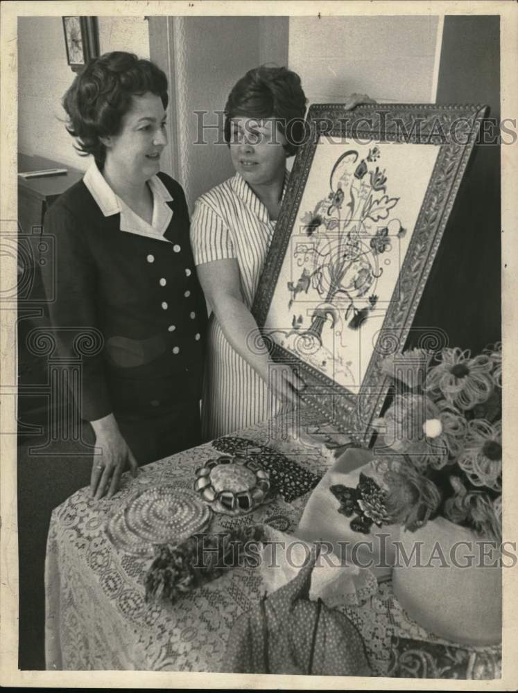 Press Photo Laura Burroughs &amp; Marion Beriton with painting of flowers, New York - Historic Images