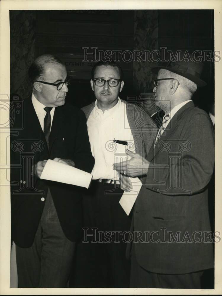 1965 Press Photo Lester Kommit with David &amp; Harry W. Burrick in New York - Historic Images