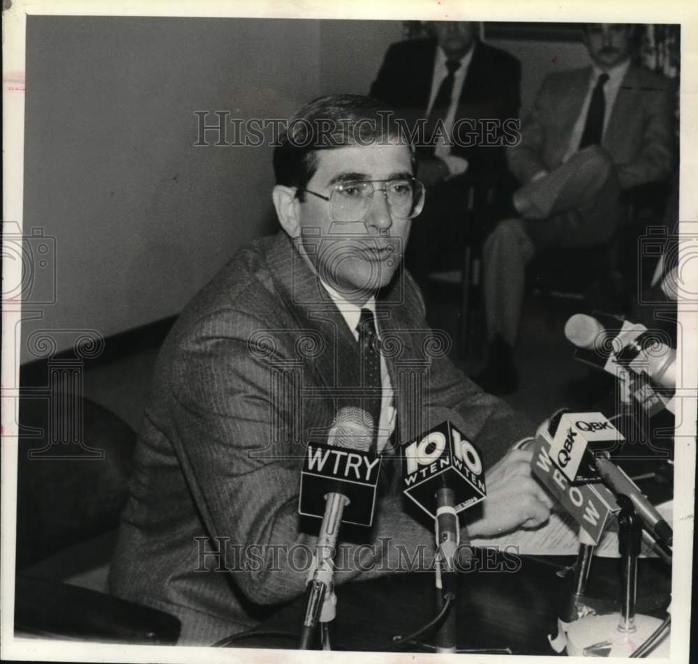 1989 Press Photo Rensselaer County Executive John Buono speaks to New York press - Historic Images