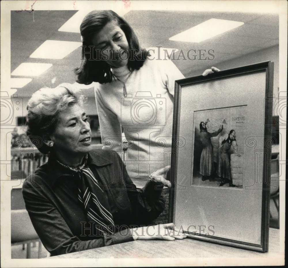 Press Photo Art show officials study framed painting in New York - Historic Images