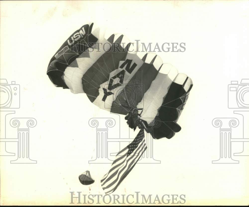 1979 Press Photo US Navy skydiver performs over Schenectady, New York - Historic Images