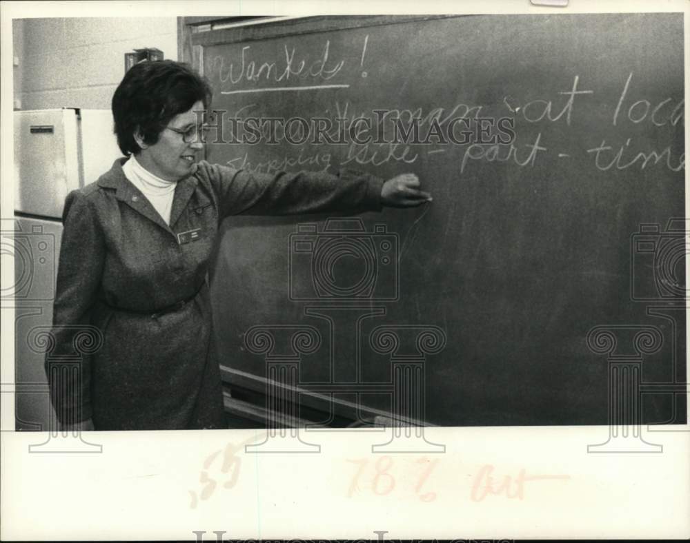 1983 Press Photo Bernice Burnes, Director, Shenendehowa Senior Center, New York - Historic Images