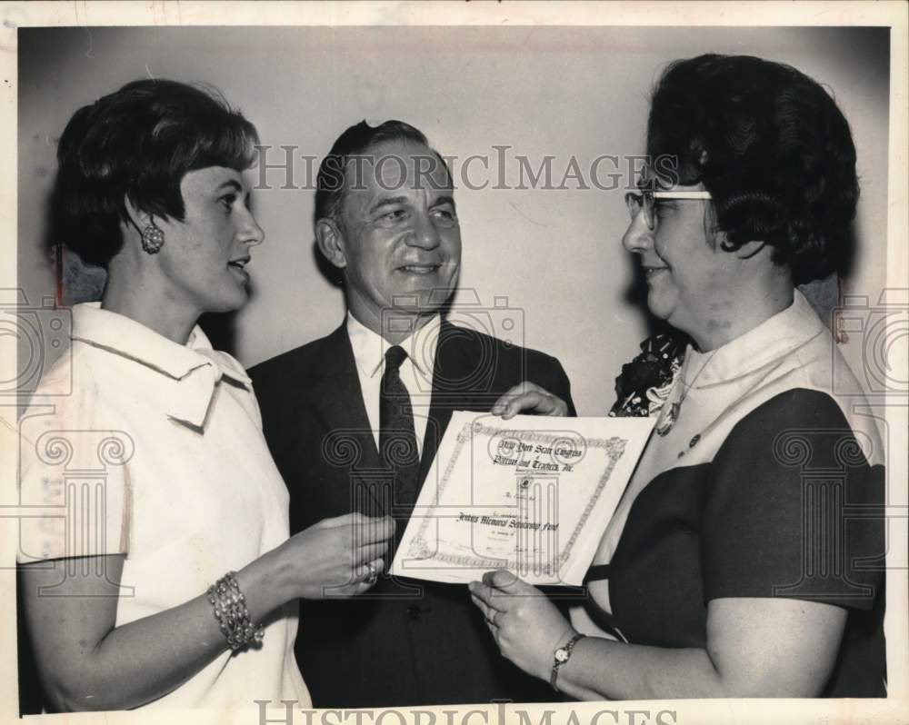 1969 Educators with scholarship certificate in New York-Historic Images