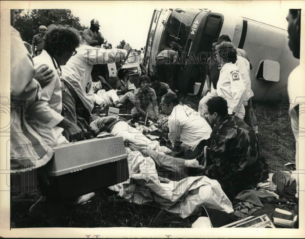 1982 Press Photo Rescuers treat injured at scene of bus rollover in New York- Historic Images