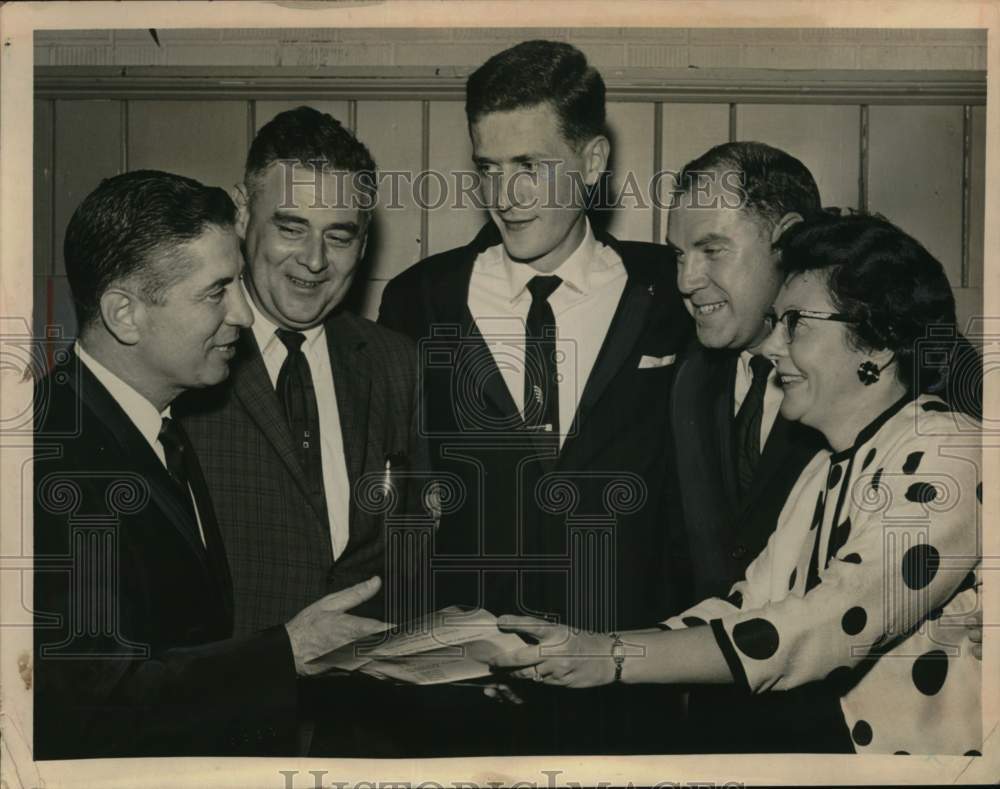 1964 Press Photo Young Republicans group members confer in New York - Historic Images