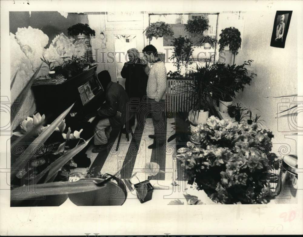 1982 Press Photo Pianist performs at launderers facility in Albany, New York - Historic Images
