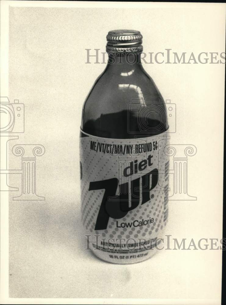 1983 Press Photo Studio shot of Diet 7-Up bottle - tua63635- Historic Images