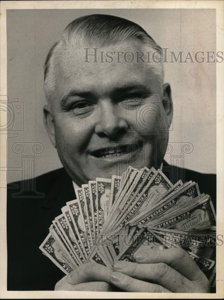 1966 Edward Brehm displays $900 in $10 bills in New York-Historic Images