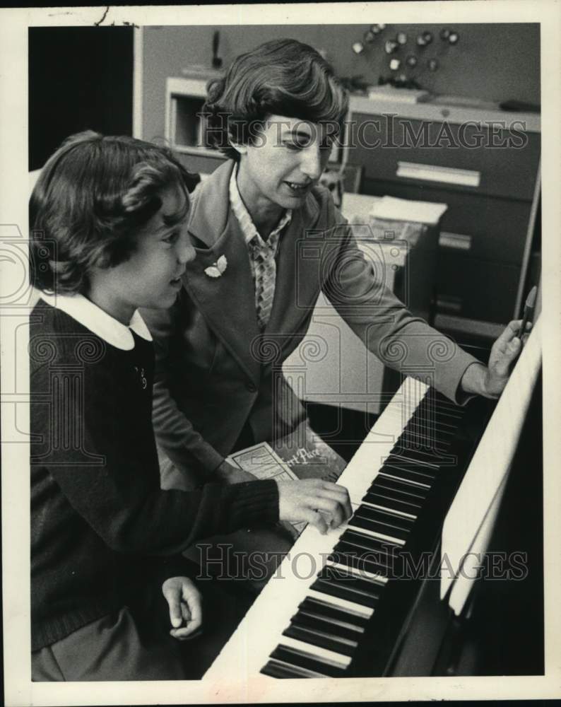 1977 Press Photo Susanna Giombetti with Ann Brandon at piano in New York - Historic Images