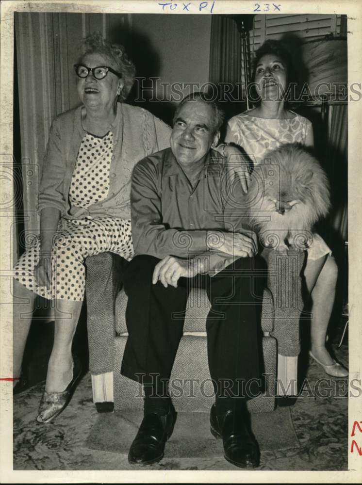 1969 $20,000 winner Arthur Branawl with family in New York-Historic Images