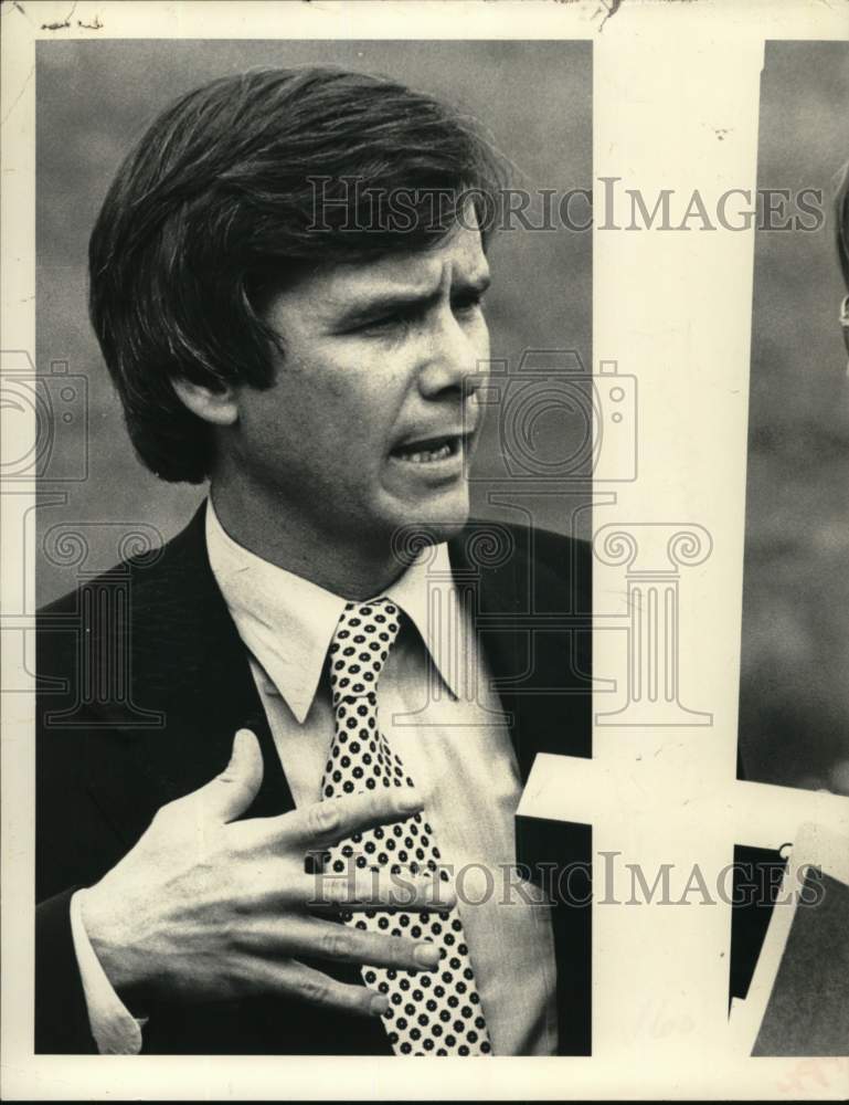 1977 Press Photo Tom Brokaw at Saratoga National Historic Park, New York - Historic Images