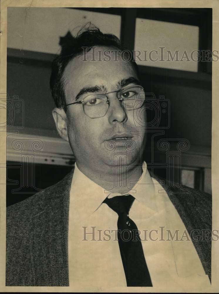1960 Press Photo Man at Greyhound bus terminal in New York - Historic Images