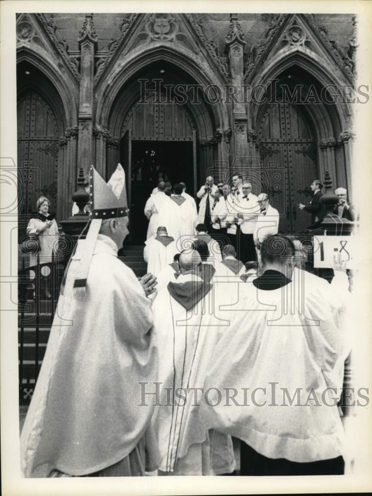 1969 Press Photo Bishop Edwin Broderick installed at Bishop of Albany, New York - Historic Images