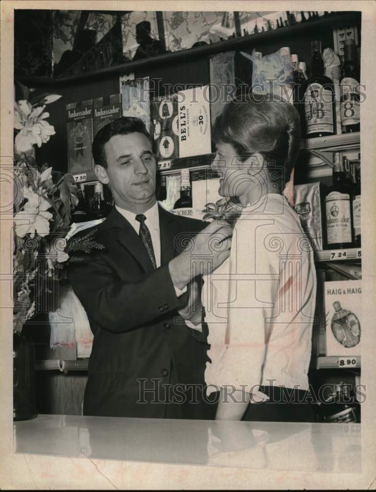 1966 Press Photo Armand Bozzetti pins flower on lapel of woman&#39;s shirt, New York - Historic Images