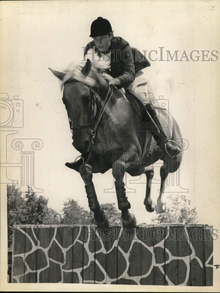 1965 Press Photo Janet Bragg competes in steeplechase event in New York - Historic Images