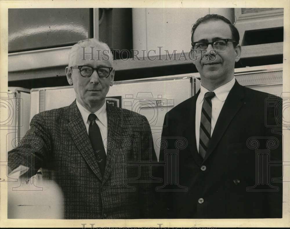 1963 Press Photo Harry &amp; Murray Braun in their New York appliance store - Historic Images