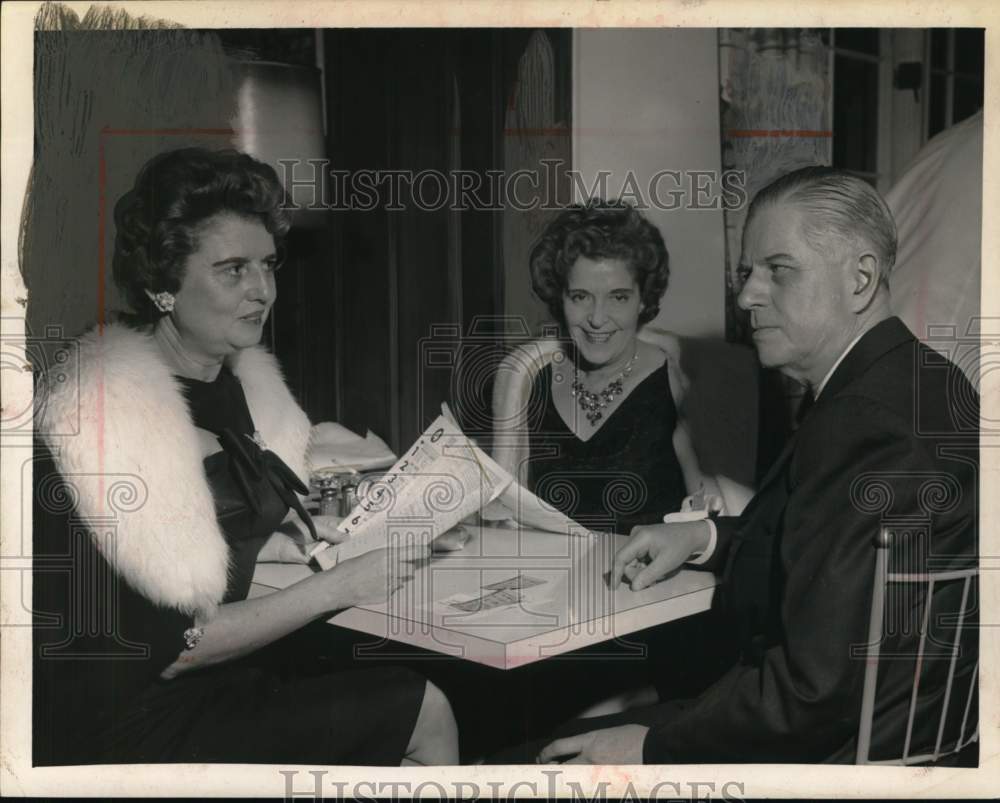 1963 Press Photo Group looks over horse racing odds sheet in Saratoga, New York - Historic Images