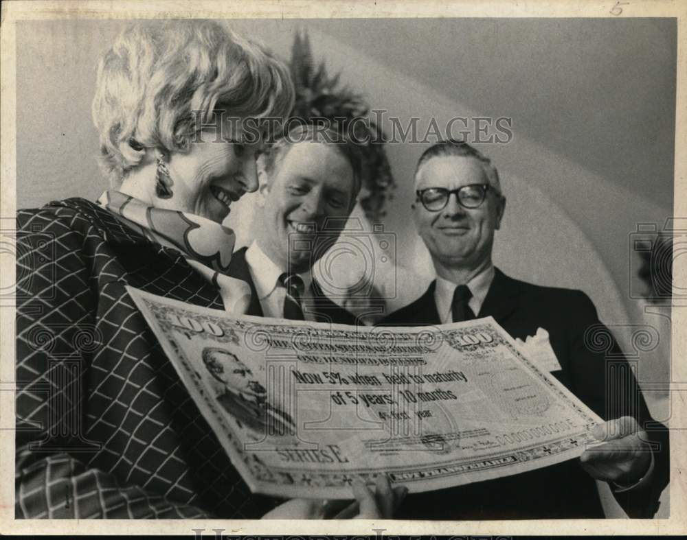 Officials kick off savings bonds campaign in New York - Historic Images