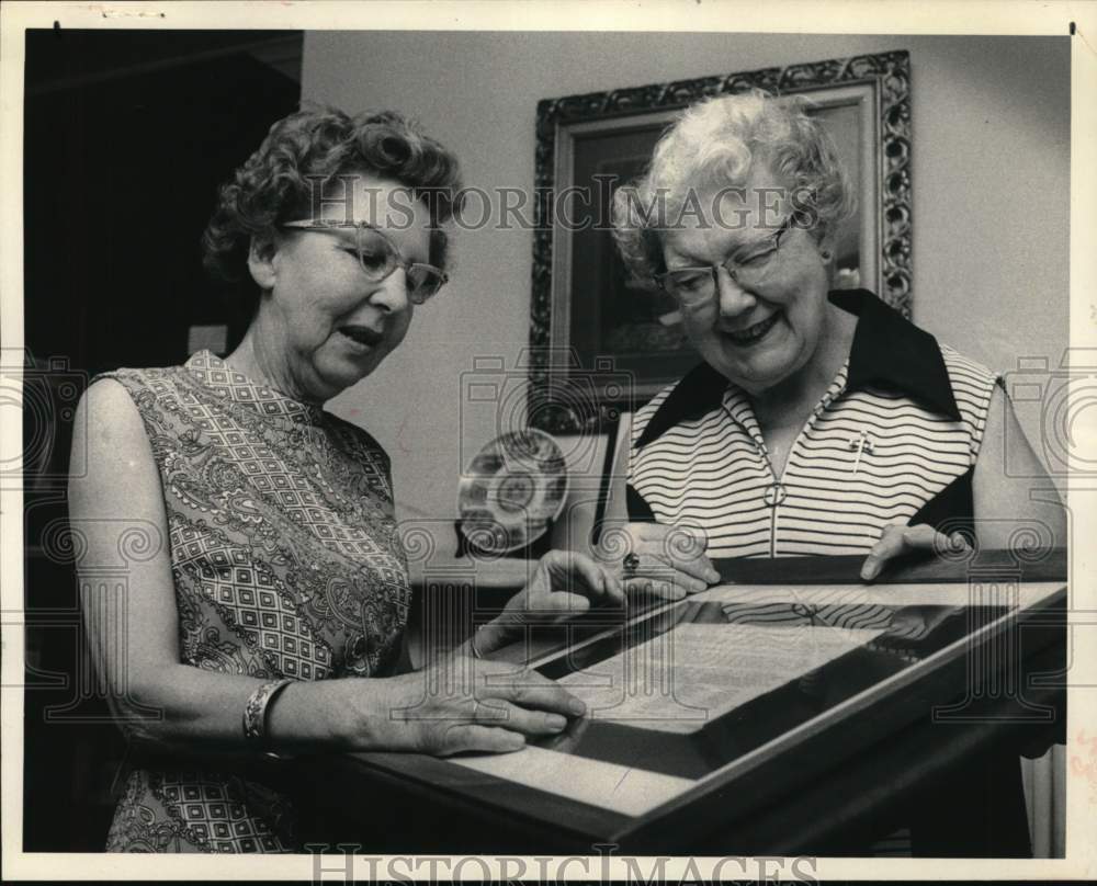 1975 Press Photo Frances Broderick with jeannete Flack in Lansingburgh, New York - Historic Images