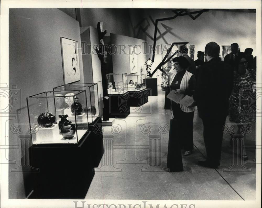 1973 Press Photo Visitors admire Peter Bramhal glass sculptures in New York - Historic Images