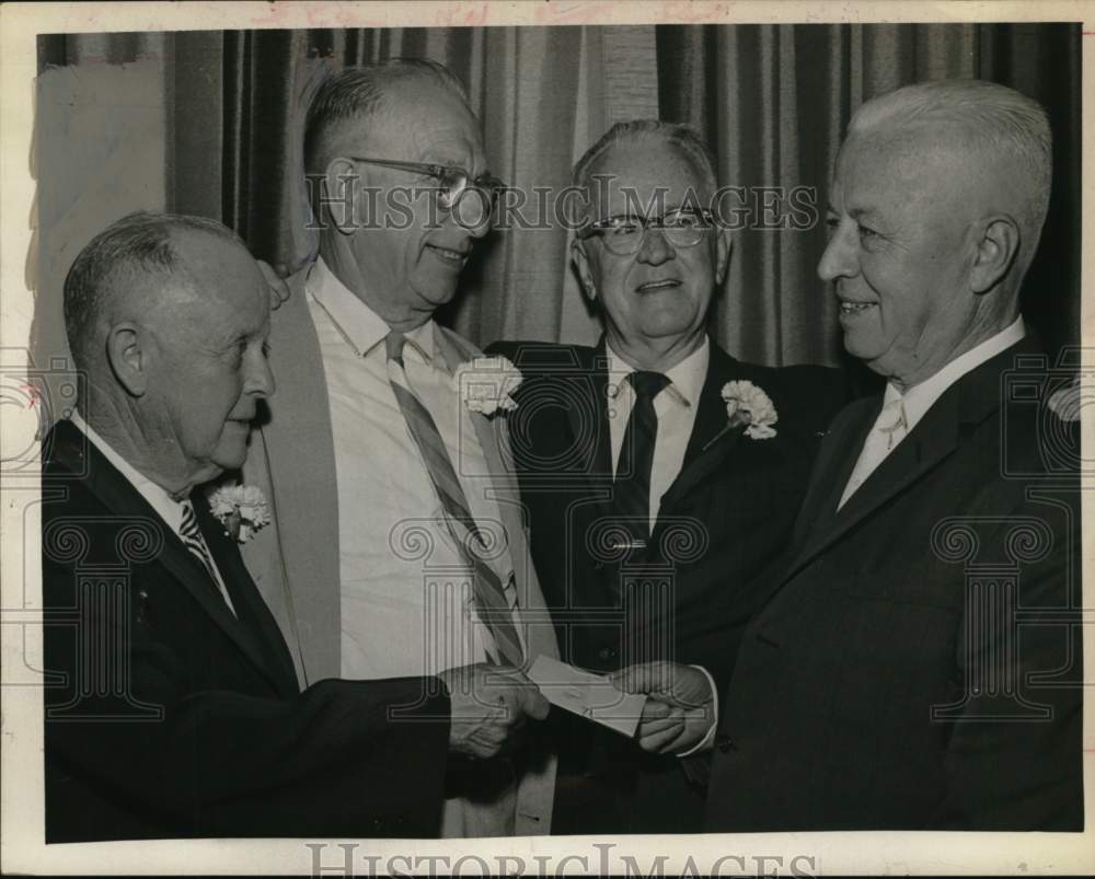 1964 Press Photo Delaware &amp; Hudson Railroad honors retirees at New York ceremony - Historic Images