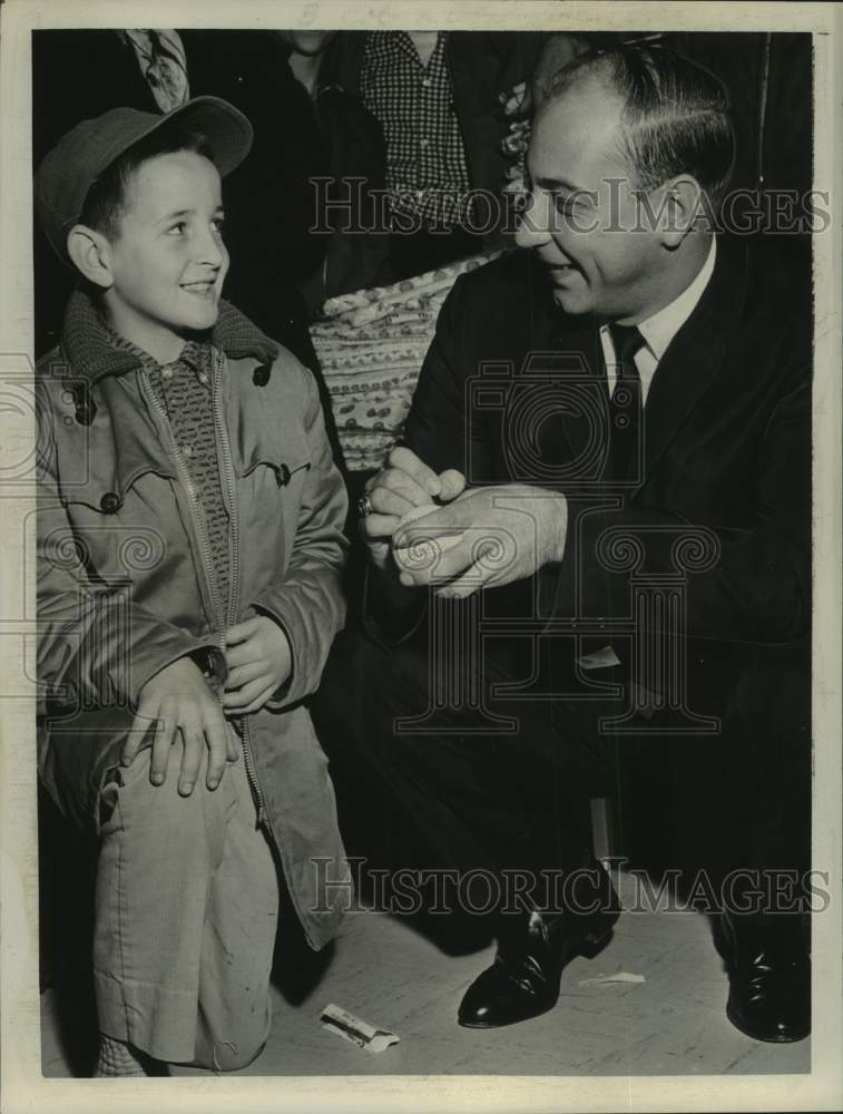 1963 Press Photo Johnny Podres autographs baseball for young fan in New York- Historic Images