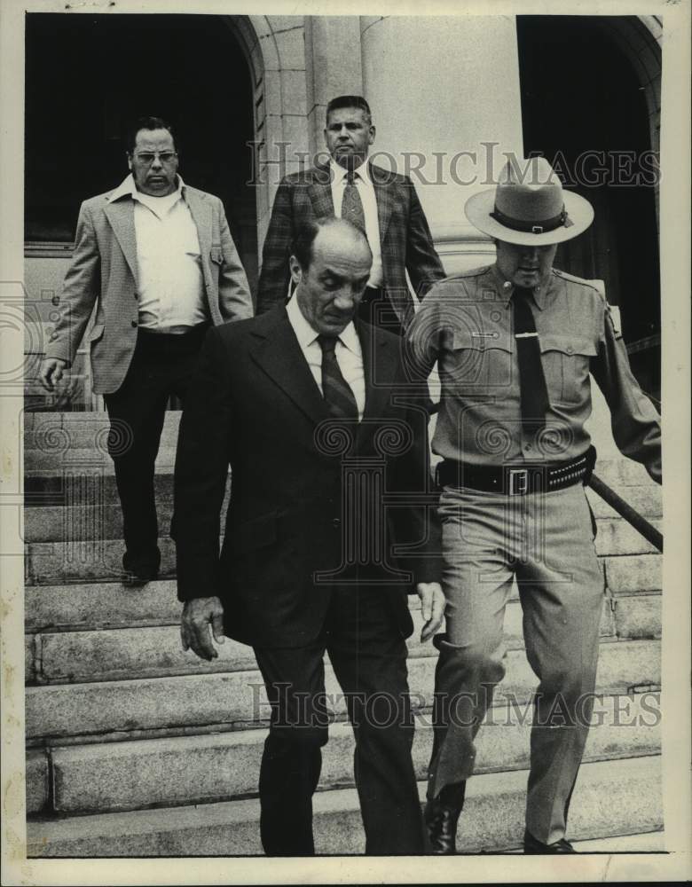 1978 Press Photo New York State Police escort man from building in New York - Historic Images