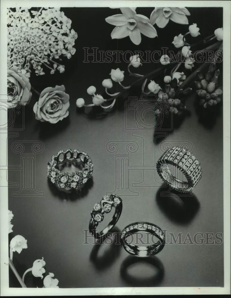 1981 Press Photo Studio photo of diamond jewelry and flowers in New York - Historic Images