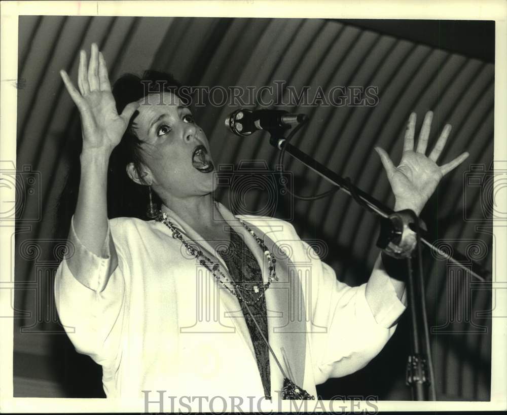 1988 Press Photo Suzze Roche of The Roches singing on New York Stage - Historic Images