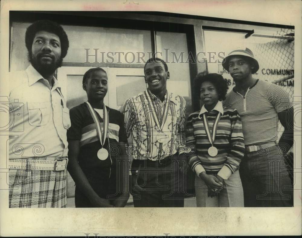 1977 Press Photo Gym instructor with Pepsi-Cola &quot;Hot Shots&quot; finalists, New York - Historic Images