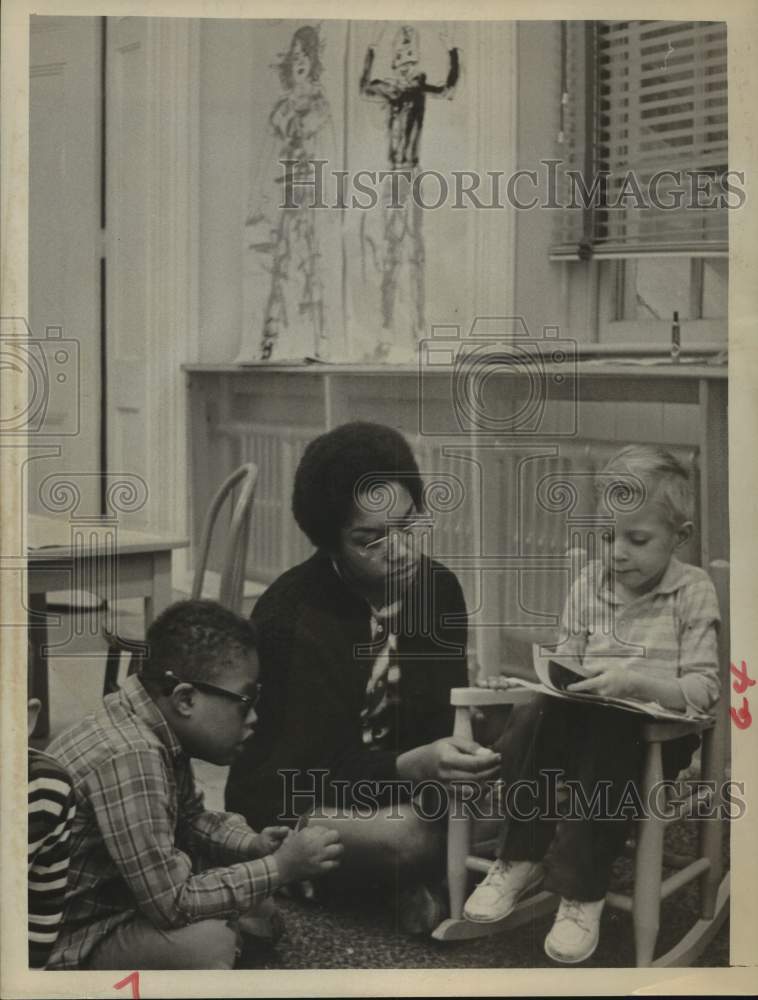 Margo Robinson reads with children in New York classroom-Historic Images