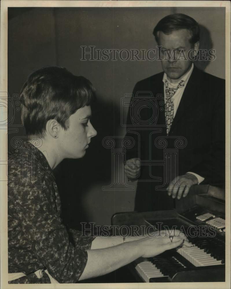 1969 Press Photo Donald White listens to Eloise Prescott play keyboard, New York - Historic Images