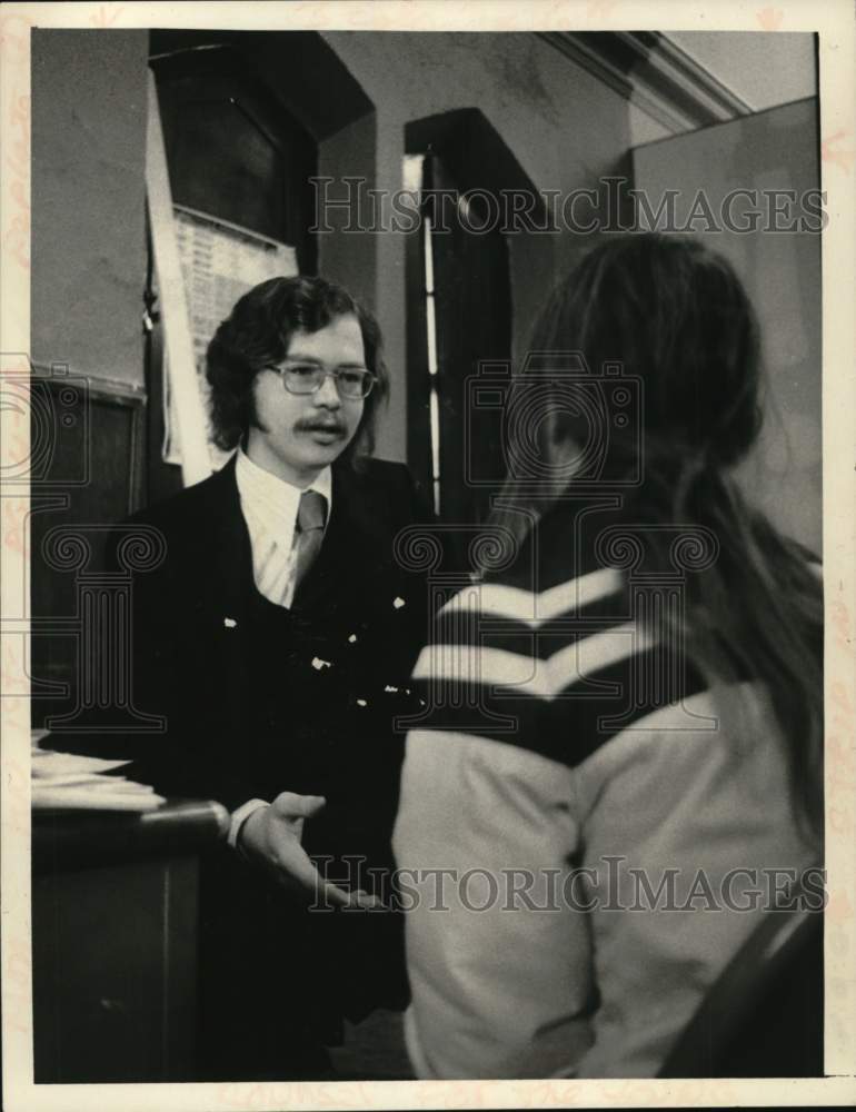 1973 Press Photo Mike Reardon chats with youngster at Warren House in Troy, NY - Historic Images