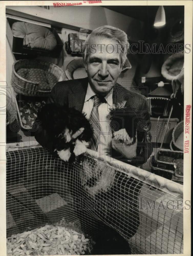 Press Photo Television journalist Harry Reasoner holding puppies in pet store - Historic Images