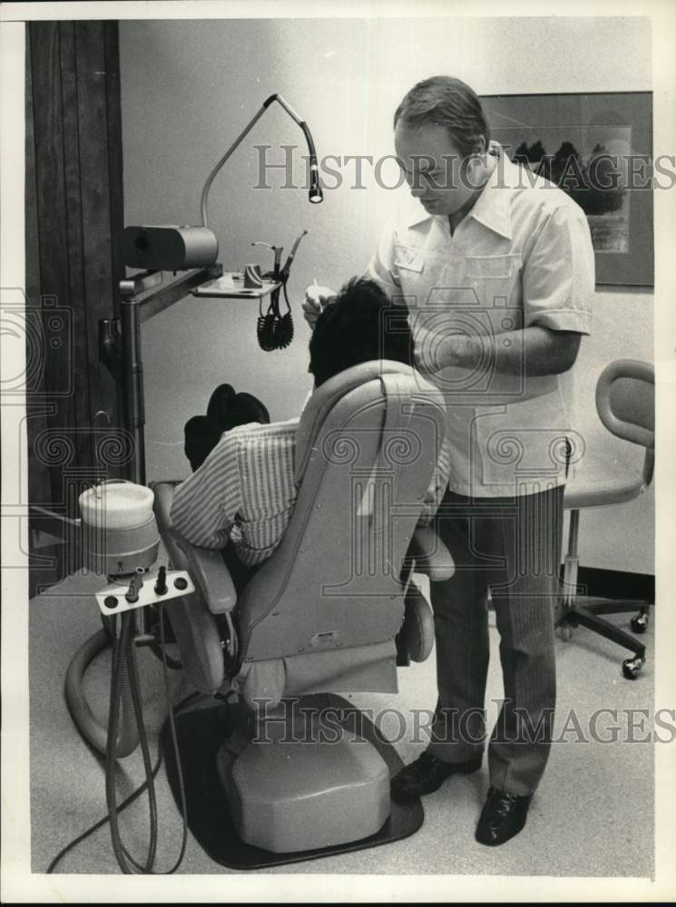 1980 Press Photo Dr. Richard Rainka examines patient in New York dental office - Historic Images