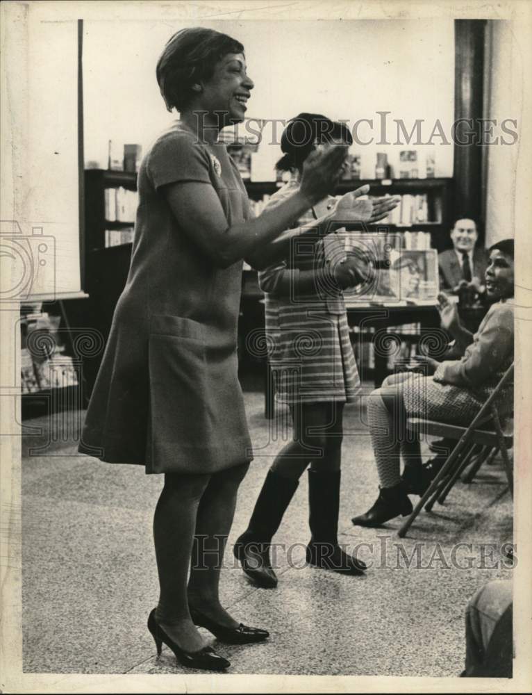 1968 Press Photo Ann Brown sings at Harmanus Bleecker Library, Albany, New York - Historic Images
