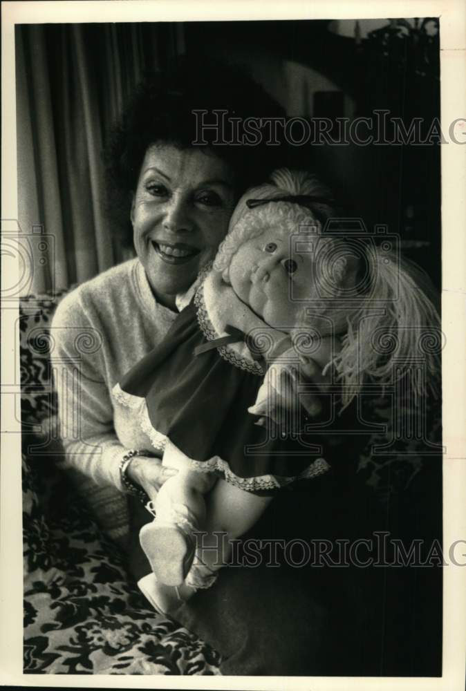 1983 Press Photo Glady Spitzer with her Cabbage Patch doll in New York - Historic Images