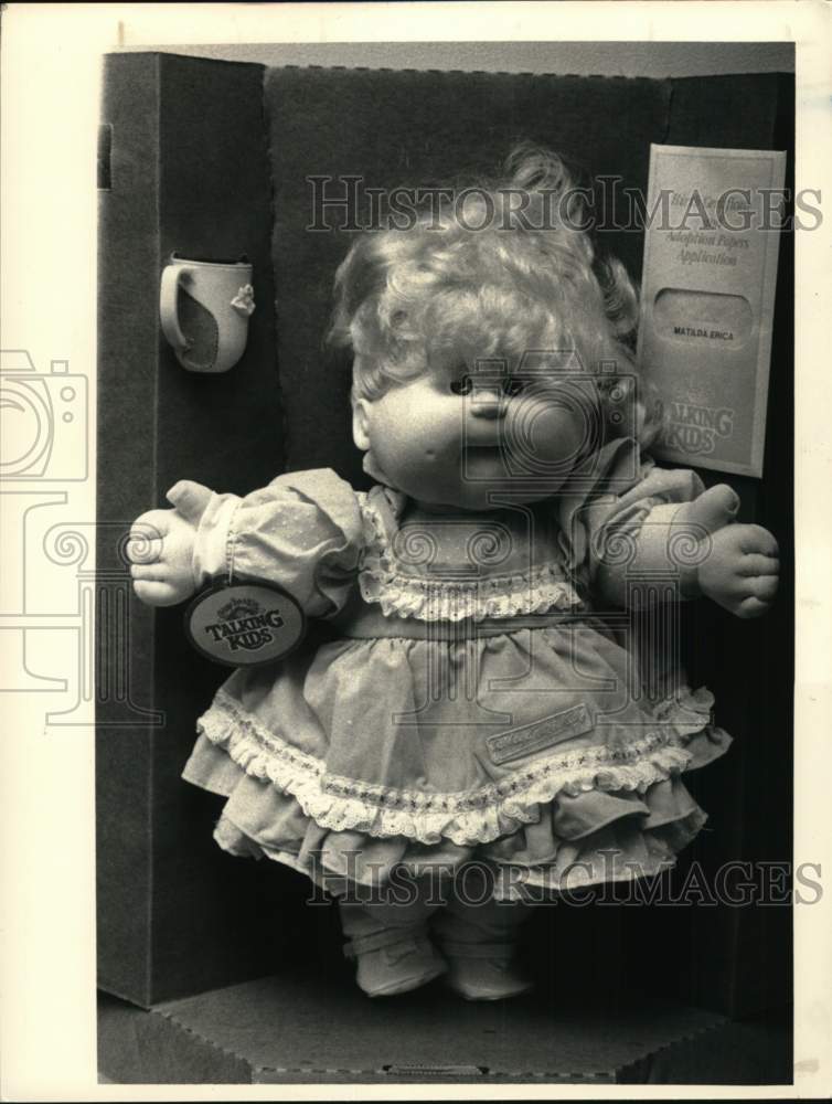 1987 Press Photo Cabbage Patch Talking Kids doll, Toys R Us, New York - Historic Images