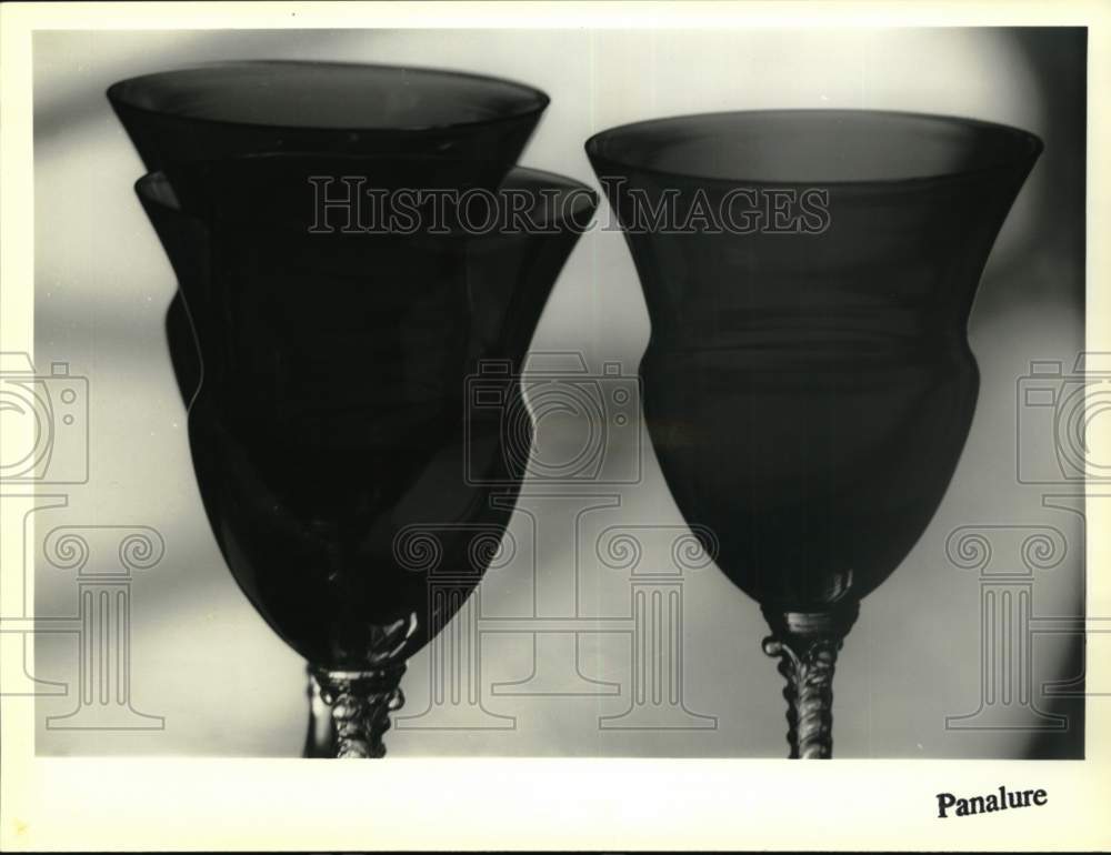 1992 Press Photo Cobalt blue Cambridge glass at Saratoga, New York antique shop - Historic Images