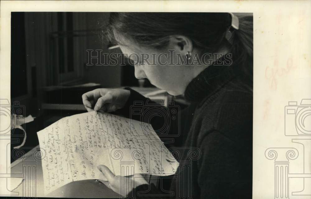 1978 Press Photo Elaine Kraus reading letter in New York - Historic Images